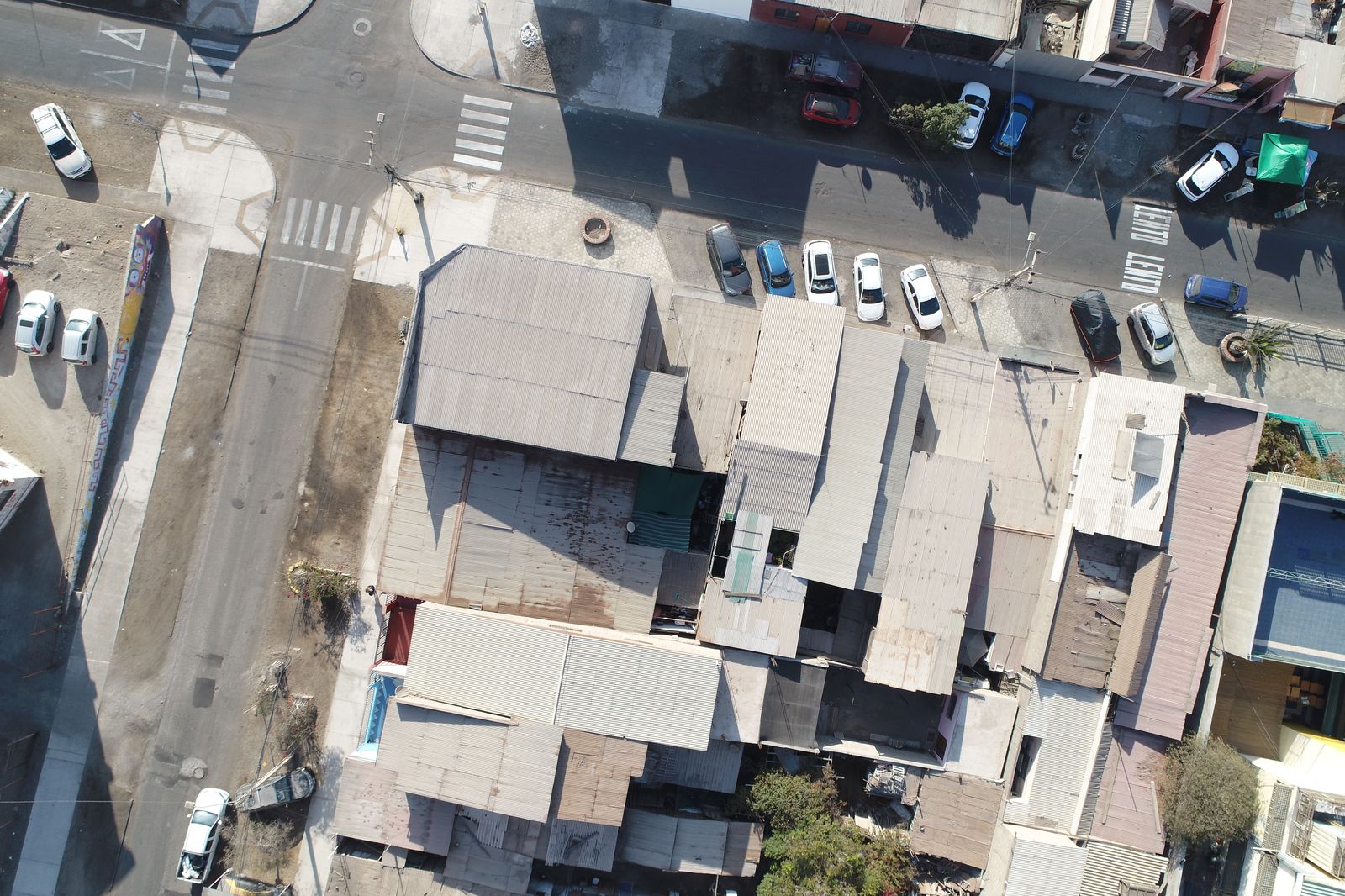 Ortofoto de dron de una intersección urbana en Tocopilla, con cruces peatonales y vehículos